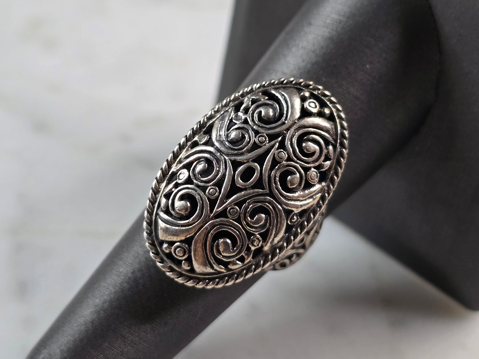 Womens Vintage Estate Sterling Silver Ornate Filigree Ring: A WOMENS VINTAGE ESTATE STERLING SILVER ORNATE FILIGREE RING. THE TOTAL WEIGHT IS 6.8g, AND IS A SIZE 8.0. THE LENGTH OF THE RING IS 1 1/8". THIS RING WOULD MAKE A GREAT GIFT FOR SOMEONE SPECIAL. ANY 
