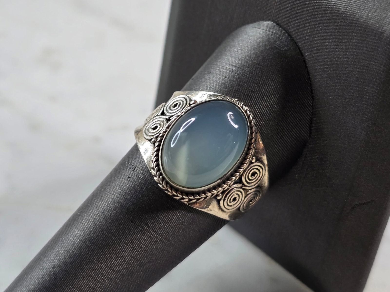 Womens Vintage Estate Sterling Silver Blue Chalcedony Ring: A WOMENS VINTAGE ESTATE STERLING SILVER BLUE CHALCEDONY RING. NOT SURE IF STONE IS NATURAL OR MAN MADE. THE RING WEIGHS 5.2g, AND IS A SIZE 10.5. THE LENGTH OF THE RING IS 5/8". ANY QUESTIONS PLEASE D