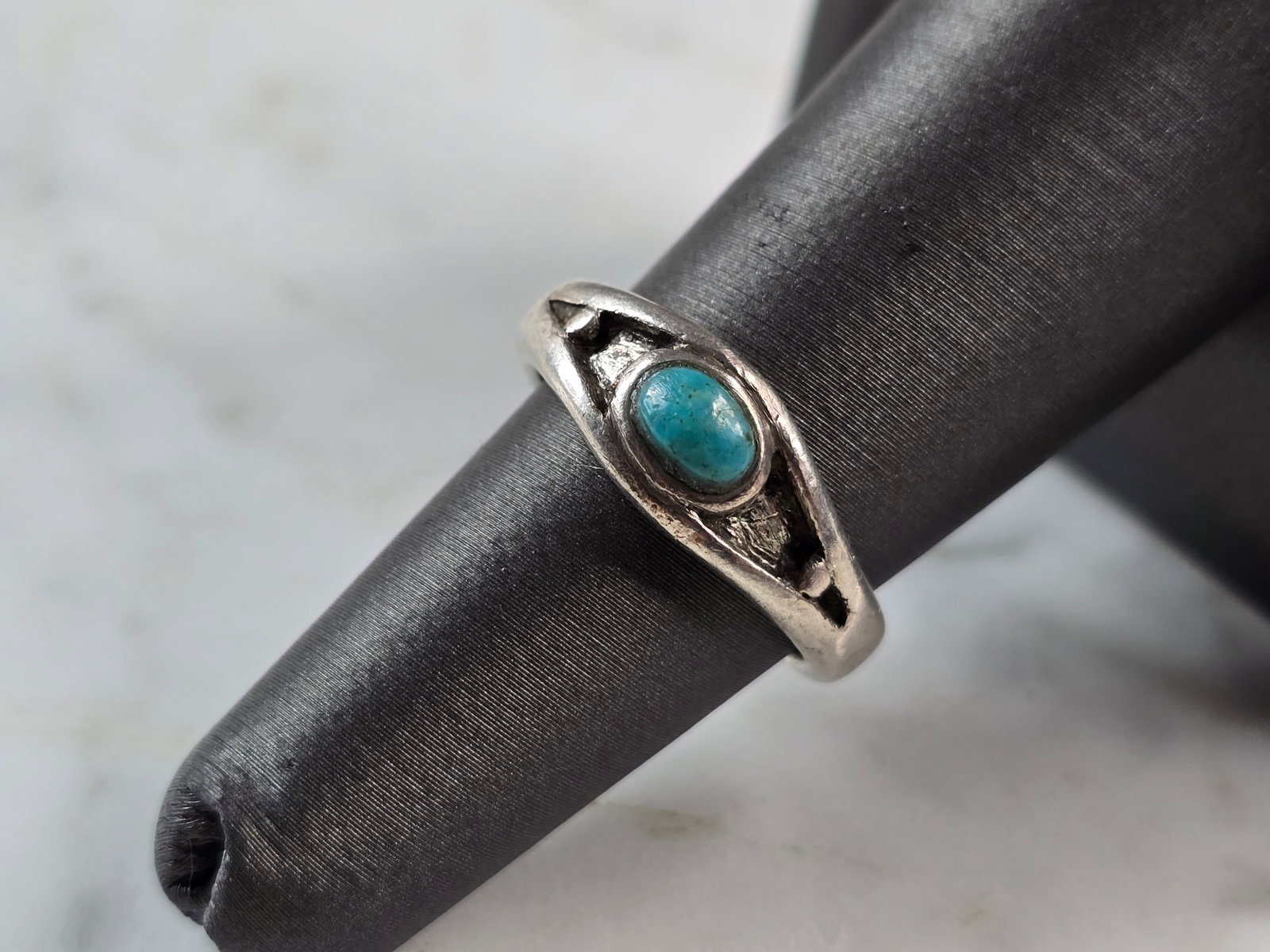Womens Vintage Estate Sterling Silver Modernist Turquoise Ring: A WOMENS VINTAGE ESTATE STERLING SILVER MODERNIST TURQUOISE RING. RING SIZE IS 6.0, AND WEIGHS 4.5g. THE WIDTH OF THE RING IS 1/4". RING IS NOT MARKED BUT IT HAS BEEN TESTED AND IS GUARANTEED TO BE AS