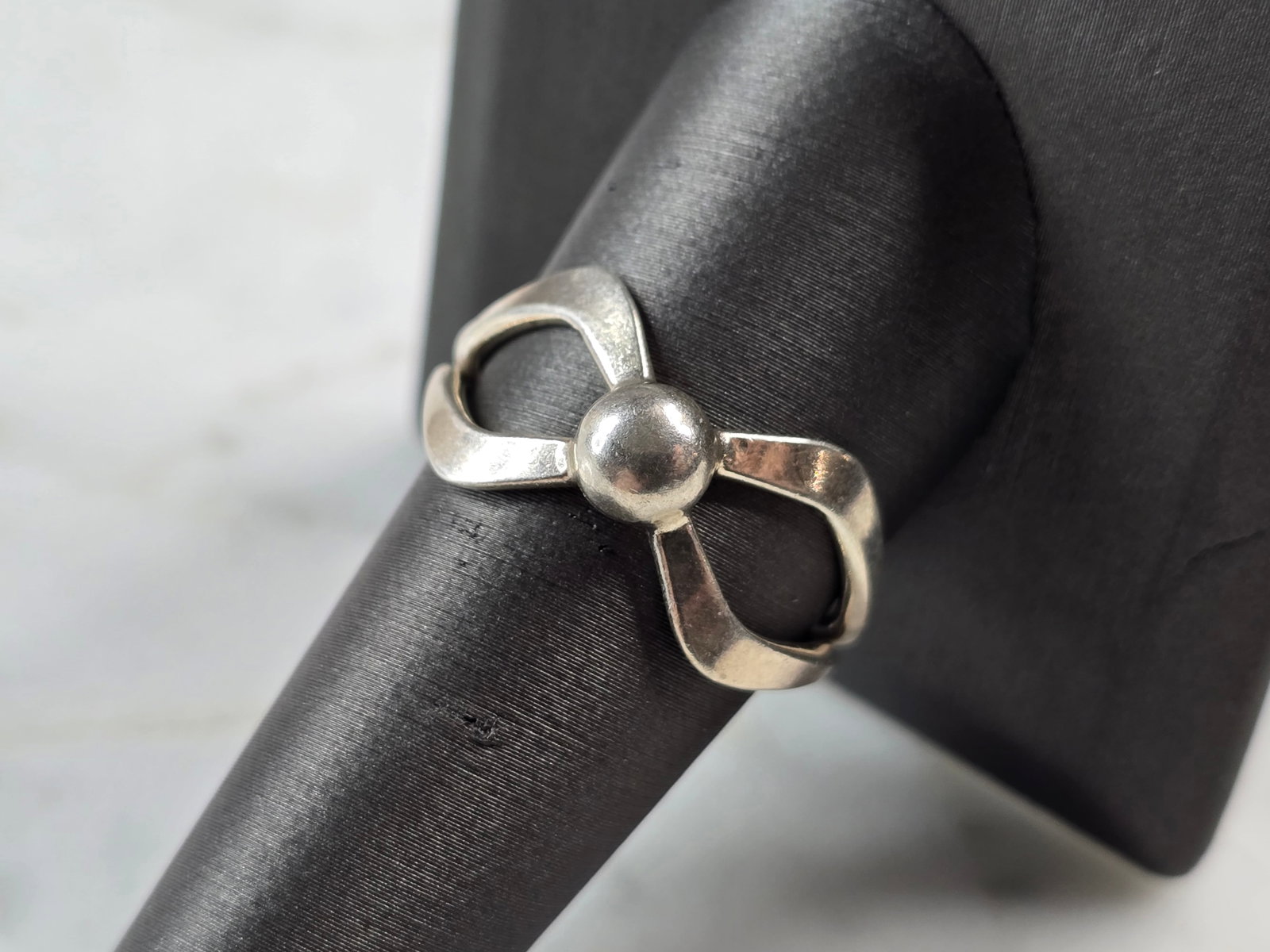 Womens Vintage Estate Sterling Silver Modernist Bow Ring: A WOMENS VINTAGE ESTATE STERLING SILVER MODERNIST BOW RING. THE RING WEIGHS 4.4g, AND IS A SIZE 10.0. THE WIDTH OF THE RING IS 1/2". ANY QUESTIONS, PLEASE DO NOT HESITATE TO ASK. THIS MAKES A WONDERFU