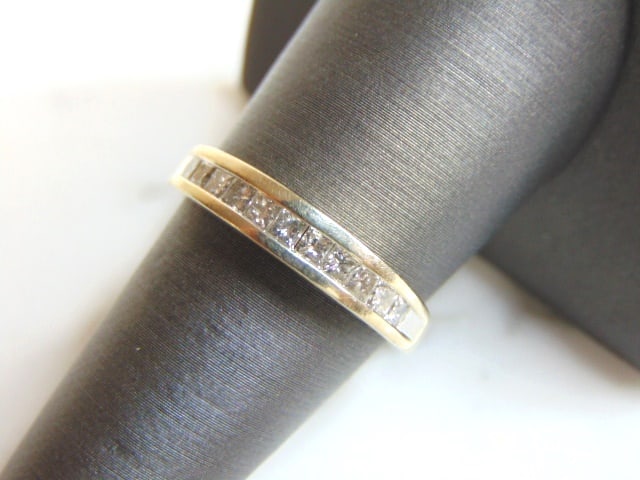 Womens Vintage Estate 14K White Gold Diamond Ring: FOR SALE IS THIS VINTAGE ESTATE 14K WHITE GOLD DIAMOND RING. THE RING IS A SIZE 7.75 AND WEIGHS 3.3g. THERE IS A LITTLE MORE THAN 1.0cts OF DIAMONDS IN THIS RING. THE RING MAKES A BEAUTIFUL GIFT FOR T