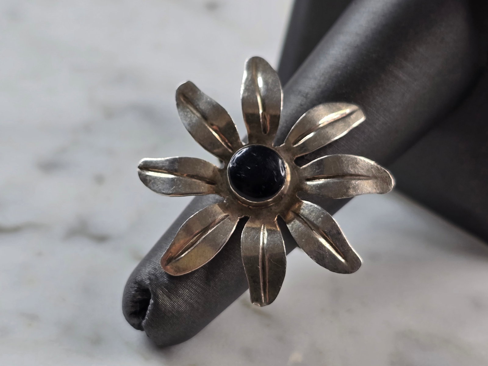 Womens Vintage Estate Sterling Silver Flower Ring: A WOMENS VINTAGE ESTATE STERLING SILVER FLOWER RING. RING WEIGHS 5.3g, AND IS A SIZE 6.25. THE WIDTH OF THE RING IS 1 1/4". THIS WOULD MAKE A NICE GIFT FOR THAT SOMEONE SPECIAL. ANY QUESTIONS PLEASE D