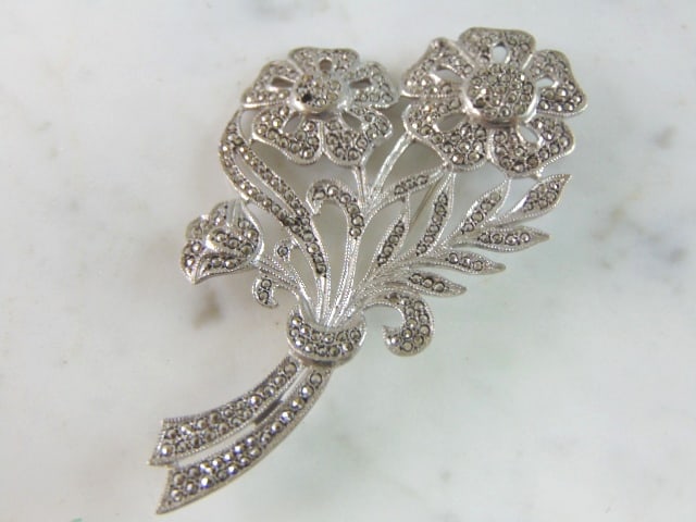 Womens Vintage Estate Sterling Silver Flower Brooch: A LOVELY VINTAGE ESTATE STERLING SILVER FLOWER BROOCH. THE TOTAL WEIGHT OF THE BROOCH IS 15.2g. BROOCH IS MISSING A SMALL STONE AS SEEN IN PICTUES, WOULD BE BUYING AS IS. THE BROOCH MEASURES 2 7/8" LO
