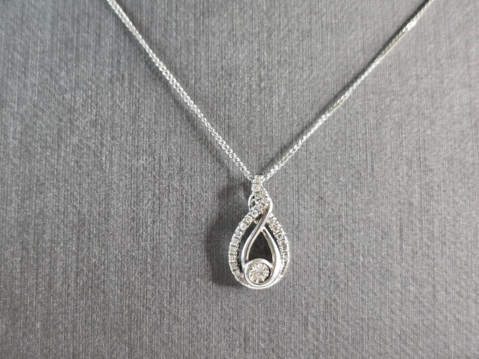 Womens Vintage Sterling Silver Diamond Tear Drop Pendant Necklace: A WOMEN'S VINTAGE ESTATE STERLING SILVER DIAMOND TEAR DROP PENDANT WITH NECKLACE. THE TOTAL WEIGHT IS 2.6g. THE NECKLACE MEASURES 17 3/4" LONG. THE PENDANT MEASURES 5/8" BY 3/8". THERE ARE 19 TINY DIA