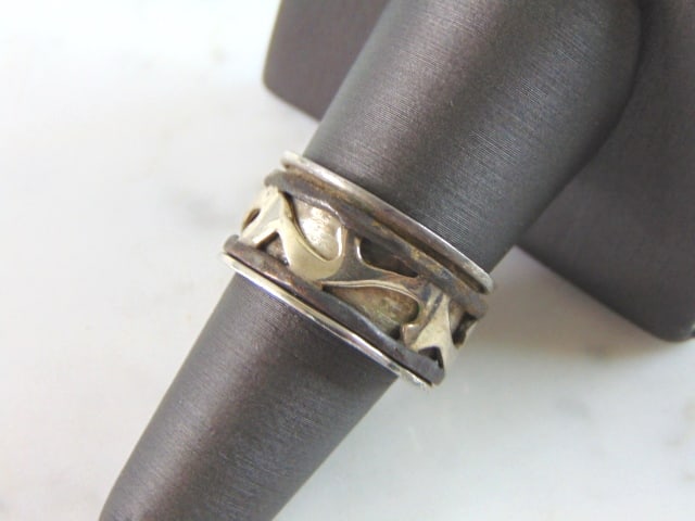 Womens Vintage Estate Sterling Silver Fidget Ring: A WOMENS VINTAGE ESTATE STERLING SILVER FIDGET RING. THE TOTAL WEIGHT IS 7.2g, AND IS A SIZE 8. THIS RING WOULD MAKE A GREAT GIFT FOR SOMEONE SPECIAL. ANY QUESTIONS PLEASE DONT HESITATE TO ASK. BE SUR