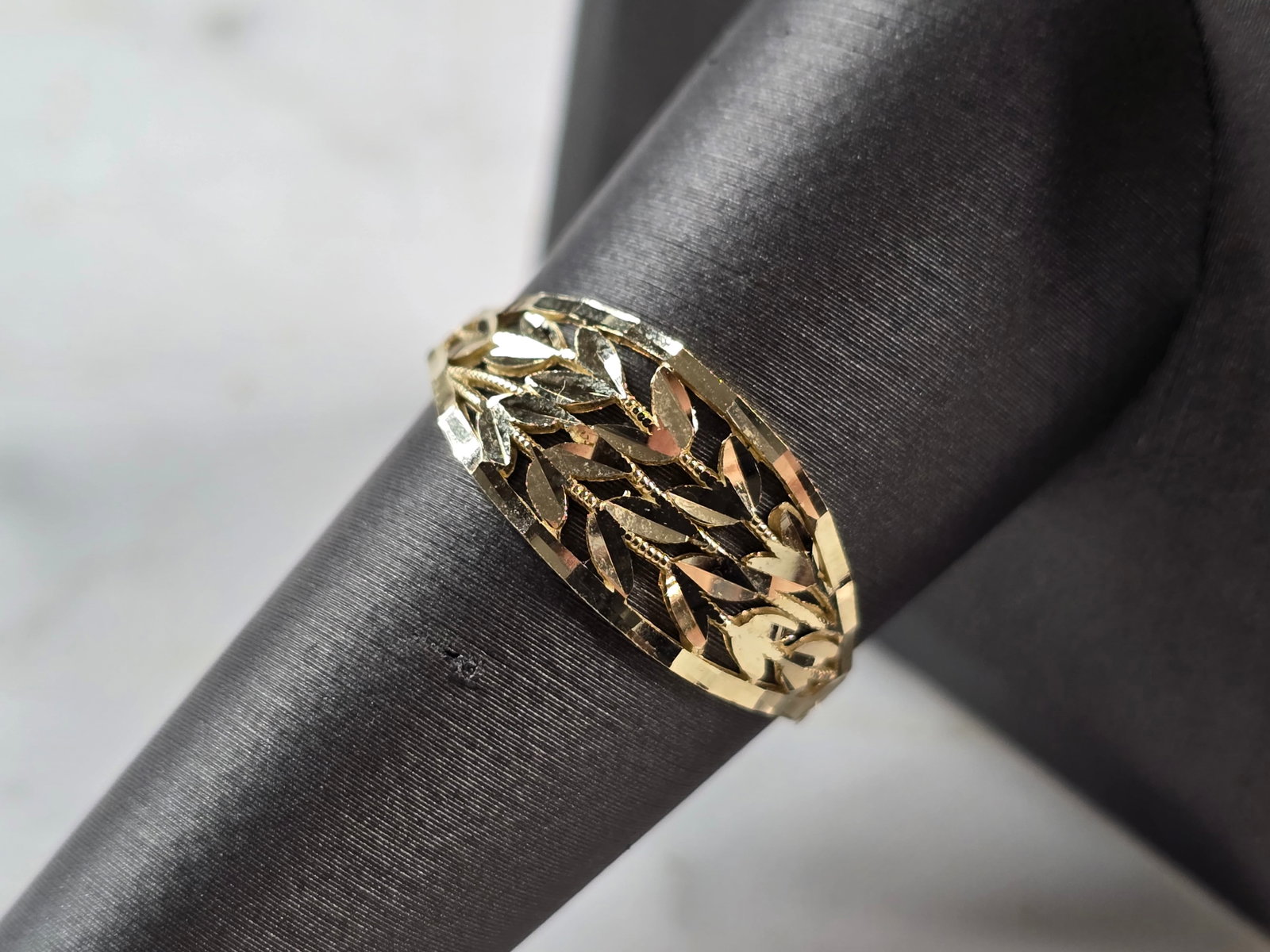 Womens 10K Yellow Gold Modernist Filigree Ring: A WOMENS 10K YELLOW GOLD MODERNIST FILIGREE RING. THE RING IS A SIZE 7.25 AND WEIGHS 1.3g. THE WIDTH OF THE RING IS 3/8". THE RING MAKES A LOVELY GIFT FOR THAT SOMEONE SPECIAL. ANY QUESTIONS, PLEASE A