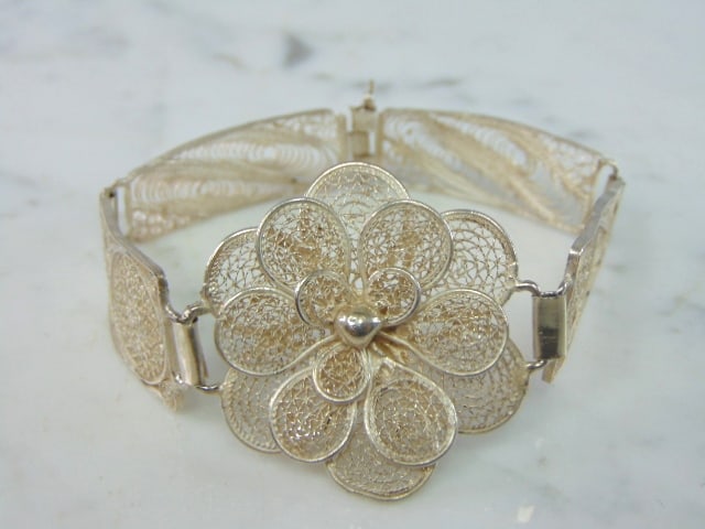 Womens Vintage Estate Sterling Silver Flower Bracelet: A LOVELY VINTAGE ESTATE STERLING SILVER FLOWER BRACELET. BRACELET MEASURES 7 3/4" LONG BY 1 1/2" WIDE AND WEIGHS 19.2g. THIS WOULD MAKE A LOVELY GIFT FOR THAT SOMEONE SPECIAL. ANY QUESTIONS, PLEASE DO