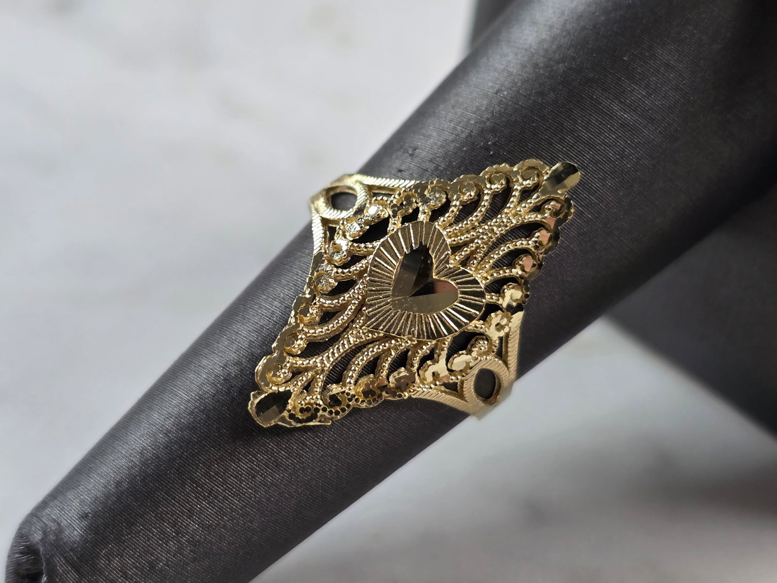 Womens 10K Yellow Gold Modernist Filigree Heart Ring: A WOMENS 10K YELLOW GOLD MODERNIST HEART FILIGREE RING. THE RING IS A SIZE 7.25, AND WEIGHS 1.7g. THE LENGTH OF THE RING IS 1". THE RING MAKES A LOVELY GIFT FOR THAT SOMEONE SPECIAL. ANY QUESTIONS, PL