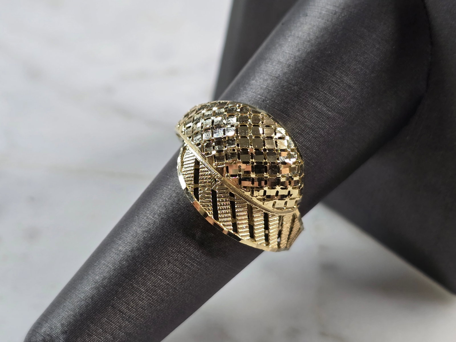Womens 10K Yellow Gold Modernist Filigree Ring: A WOMENS 10K YELLOW GOLD MODERNIST FILIGREE RING. THE RING IS A SIZE 8.0, AND WEIGHS 1.7g. THE WIDTH OF THE RING IS 5/8". THE RING MAKES A LOVELY GIFT FOR THAT SOMEONE SPECIAL. ANY QUESTIONS, PLEASE A