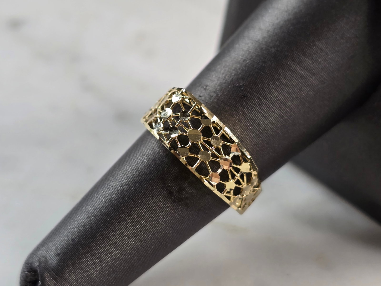 Womens 10K Yellow Gold Modernist Filigree Ring: A WOMENS 10K YELLOW GOLD MODERNIST FILIGREE RING. THE RING IS A SIZE 7.25 AND WEIGHS 1.3g. THE WIDTH OF THE RING IS 5/16". THE RING MAKES A LOVELY GIFT FOR THAT SOMEONE SPECIAL. ANY QUESTIONS, PLEASE 