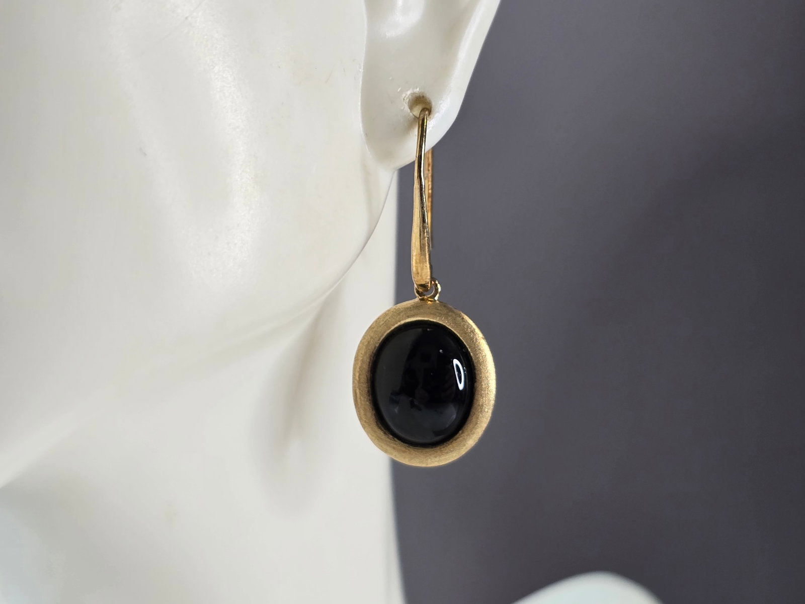 Womens Estate Sterling Silver Gold Tone Onyx Modernist Earrings: A PAIR OF WOMENS STERLING SILVER GOLD TONE ONYX MODERNIST EARRINGS. EARRINGS WEIGH 7.0g AND MEASURES 1 3/8" LONG BY 1/2" WIDE. ONYX APPEARS TO BE SYNTHETIC, BUT NOT 100%. STILL A VERY NICE PAIR OF EAR