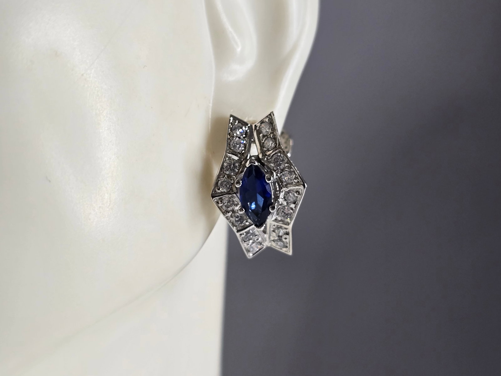 Womens Vintage Estate Sterling Silver Deco Earrings: A PAIR OF WOMENS VINTAGE ESTATE STERLING SILVER DECO STYLE EARRINGS THAT WEIGH 5.1g. EARRINGS MEASURE 3/4" BY 1/2" WIDE. ANY QUESTIONS, PLEASE DO NOT HESITATE TO ASK. BE SURE TO CHECK OUT SOME OF MY O