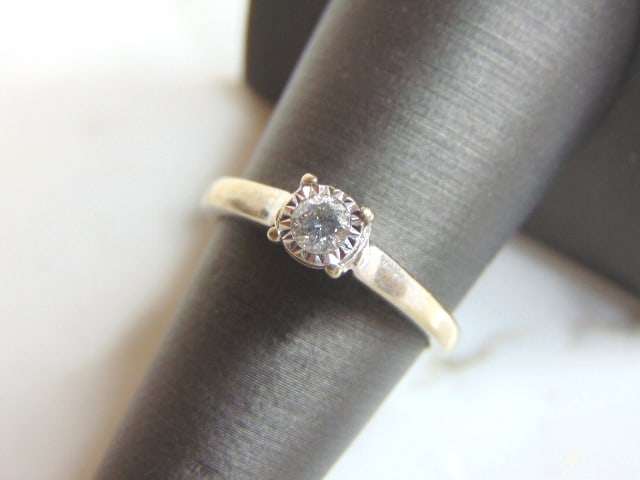 Womens Vintage 10K White Gold Ring Diamond Ring: A WOMEN'S VINTAGE ESTATE 10K WHITE GOLD DIAMOND RING WITH A .10ct DIAMOND. THE RING IS A SIZE 7.0, AND WEIGHS 2.9g. THIS IS A BEAUTIFUL GIFT FOR THAT SOMEONE SPECIAL. ANY OTHER QUESTIONS, PLEASE DON'T