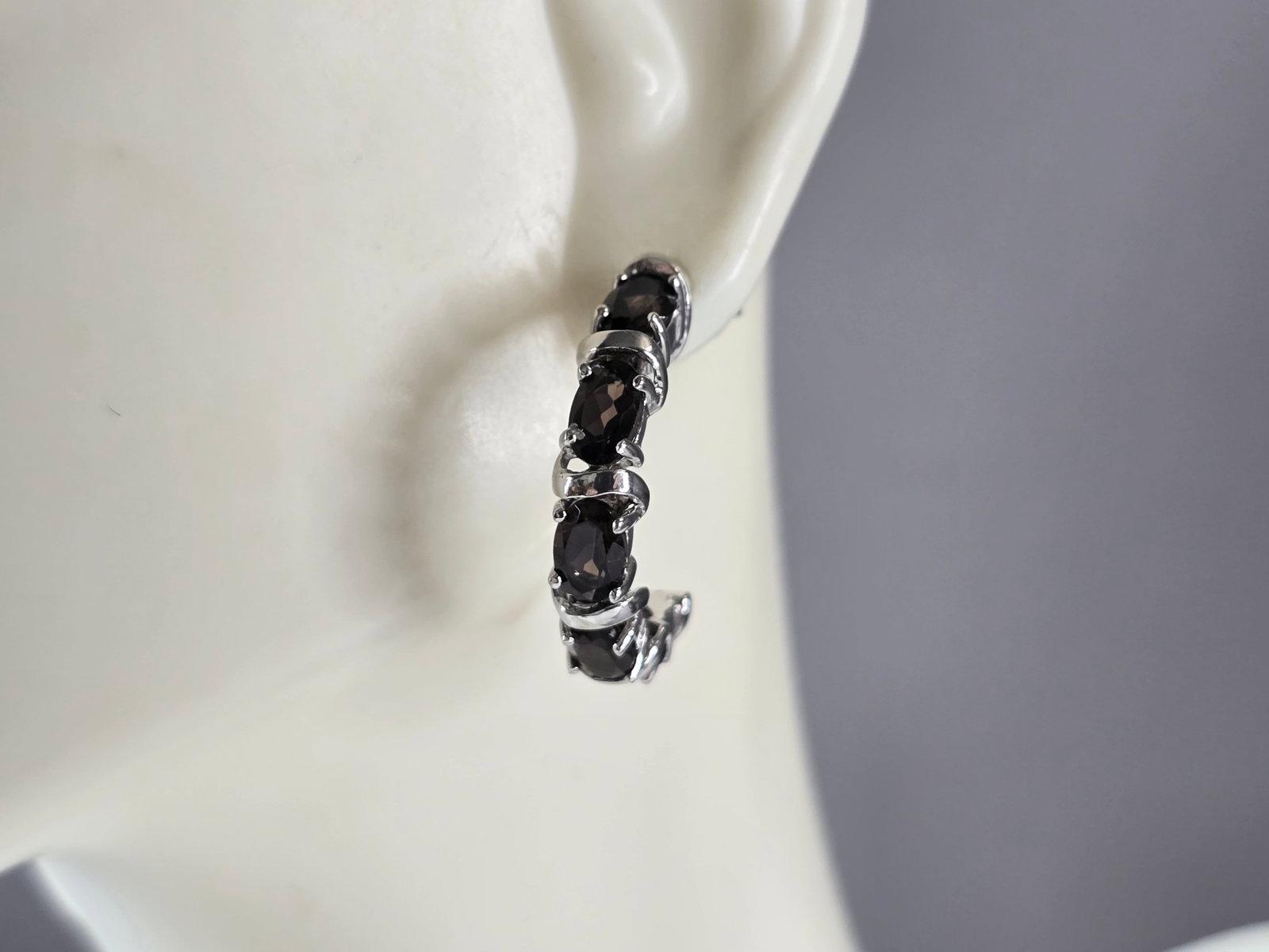 Womens Estate Sterling Silver Smoky Quartz Earrings: A PAIR OF WOMENS ESTATE STERLING SILVER SMOKY QUARTZ COLORED EARRINGS. EARRINGS WEIGH 5.6g AND MEASURE 7/8" LONG BY 3/16" WIDE. ANY QUESTIONS, PLEASE DO NOT HESITATE TO ASK. BE SURE TO CHECK OUT SOME 