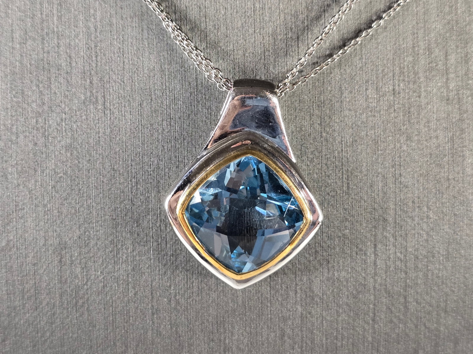 Womens Vintage Estate Sterling Silver Topaz Pendant Necklace: A WOMENS VINTAGE ESTATE STERLING SILVER TOPAZ COLORED MODERNIST PENDANT NECKLACE. NOT SURE IF THE STONE IS NATURAL OR MAN MADE. THE TOTAL WEIGHT IS 11.6g. NECKLACE IS 18" LONG, AND THE PENDANT IS 1 1/