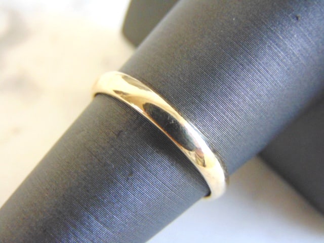 Vintage Estate 14K Yellow Gold Band Wedding Ring: FOR SALE IS A VINTAGE ESTATE 14K YELLOW GOLD WEDDING BAND RING THAT WEIGHS 2.8g. THE RING SIZE IS AN 7.5, AND THE WIDTH IS 1/8". ANY QUESTIONS PLEASE DON'T HESITATE TO ASK. THIS MAKES A GREAT GIFT FOR