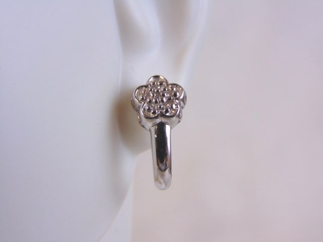 Vintage Sterling Silver Earrings w/ Flower CZ Stones: A PAIR OF WOMENS STERLING SILVER DANGLE EARRINGS WITH FLOWER CZ STONES THAT WEIGH 2g AND MEASURES 1/2" LONG BY 1/4" WIDE. ANY OTHER QUESTIONS, PLEASE DO NOT HESITATE TO ASK. BE SURE TO CHECK OUT SOME 