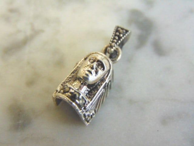 Sterling Silver Native American Chief Head Pendant: FOR SALE IS THIS VINTAGE ESTATE STERLING SILVER NATIVE AMERICAN CHIEF HEAD PENDANT THAT WEIGHS 4.1g. THE PENDANT MEASURES 7/8" BY 3/8". MAKES A GREAT GIFT FOR THAT SPECIAL SOMEONE. ANY QUESTIONS, PLEA
