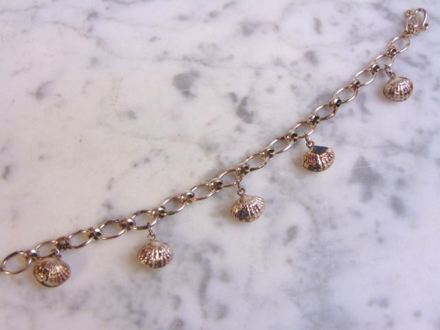 Womens Vintage Sterling Silver Seashell Charm Bracelet: FOR SALE IS THIS LOVELY STERLING SILVER CHARM BRACELET WITH 5 STERLING SILVER SEASHELL CHARMS. THE CHARM BRACELET WEIGH 13.3g, AND MEASURES 7 3/8" LONG BY 1/4" WIDE. THIS MAKES A WONDERFUL GIFT FOR TH