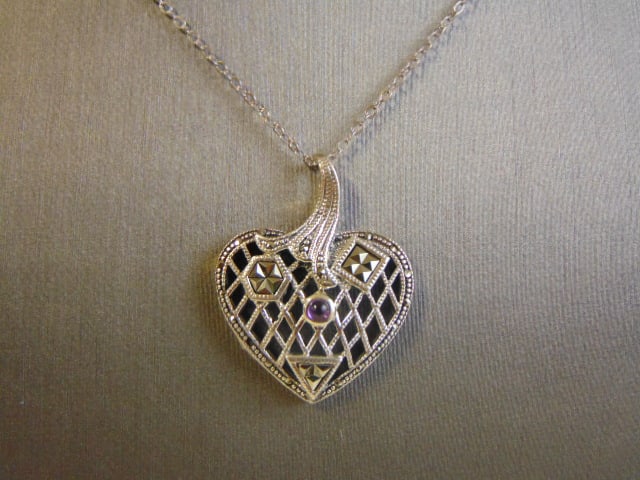 Women's Vintage Estate Sterling Silver Heart Necklace: THIS ITEM IS A LOVELY, WOMEN'S VINTAGE STERLING SILVER HEART PENDANT NECKLACE THAT HAS WHAT APPEARS TO BE AMETHYST COLORED STONE. NOT SURE IF THE STONE ARE REAL OR MAN MADE THE NECKLACE WEIGHS 7.5g. T