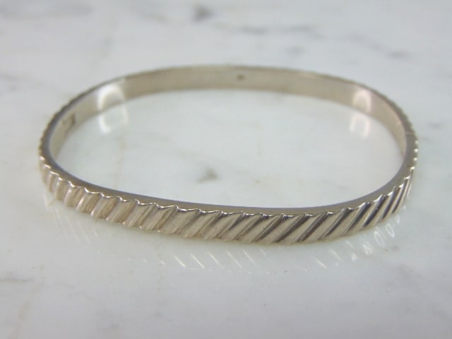 Womens Vintage Sterling Silver Modernist Bracelet: FOR SALE IS A LOVELY VINTAGE ESTATE .925 STERLING SILVER MODERNIST BRACELET. BRACELET OPENING MEASURES 6 5/8" BY 1/4" WIDE AND WEIGHS 16.8g. THIS WOULD MAKE A LOVELY GIFT FOR THAT SOMEONE SPECIAL. ANY
