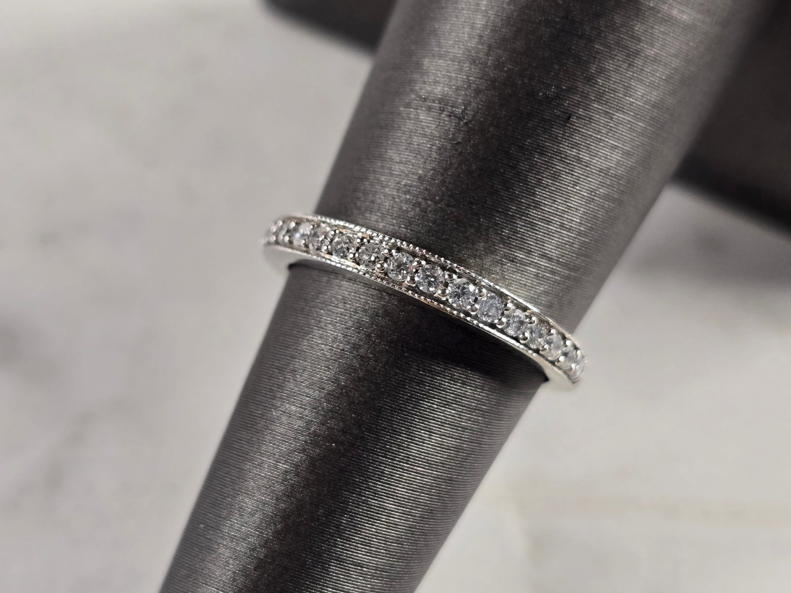Womens Vintage Estate 10K White Gold Diamond Ring: A WOMENS VINTAGE ESTATE 10K WHITE GOLD DIAMOND RING. THE RING IS A SIZE 5.75, AND WEIGHS 1.6g. THERE ARE ABOUT 16 TINY DIAMONDS IN THIS RING. THE WIDTH OF THE RING IS 1/8". RING IS NOT MARKED BUT IT H