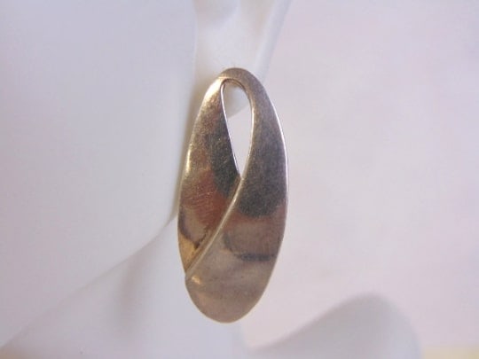 Womens Vintage Estate Sterling Silver Earrings: WOMENS VINTAGE ESTATE STERLING SILVER EARRINGS. EARRINGS MEASURE 1 1/4" LONG BY 1/2" WIDE AND WEIGHS 8.2g. WOULD MAKE A LOVELY GIFT FOR THAT SOMEONE SPECIAL. BE SURE TO CHECK OUT SOME OF MY OTHER GREA