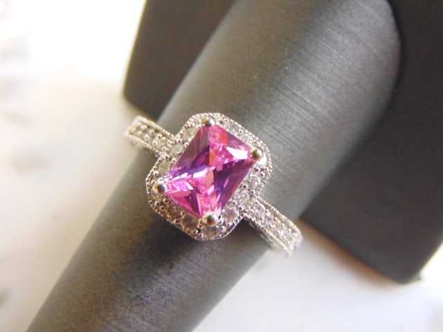 Womens Vintage Estate Sterling Silver Rose Quartz Ring: FOR SALE IS THIS LOVELY VINTAGE STERLING SILVER ROSE QUARTZ RING. NOT SURE IF STONES ARE REAL OR MAN MADE. THE TOTAL WEIGHT IS 4.9g, AND IS A SIZE 8.0. THIS RING WOULD MAKE A GREAT GIFT FOR SOMEONE SP