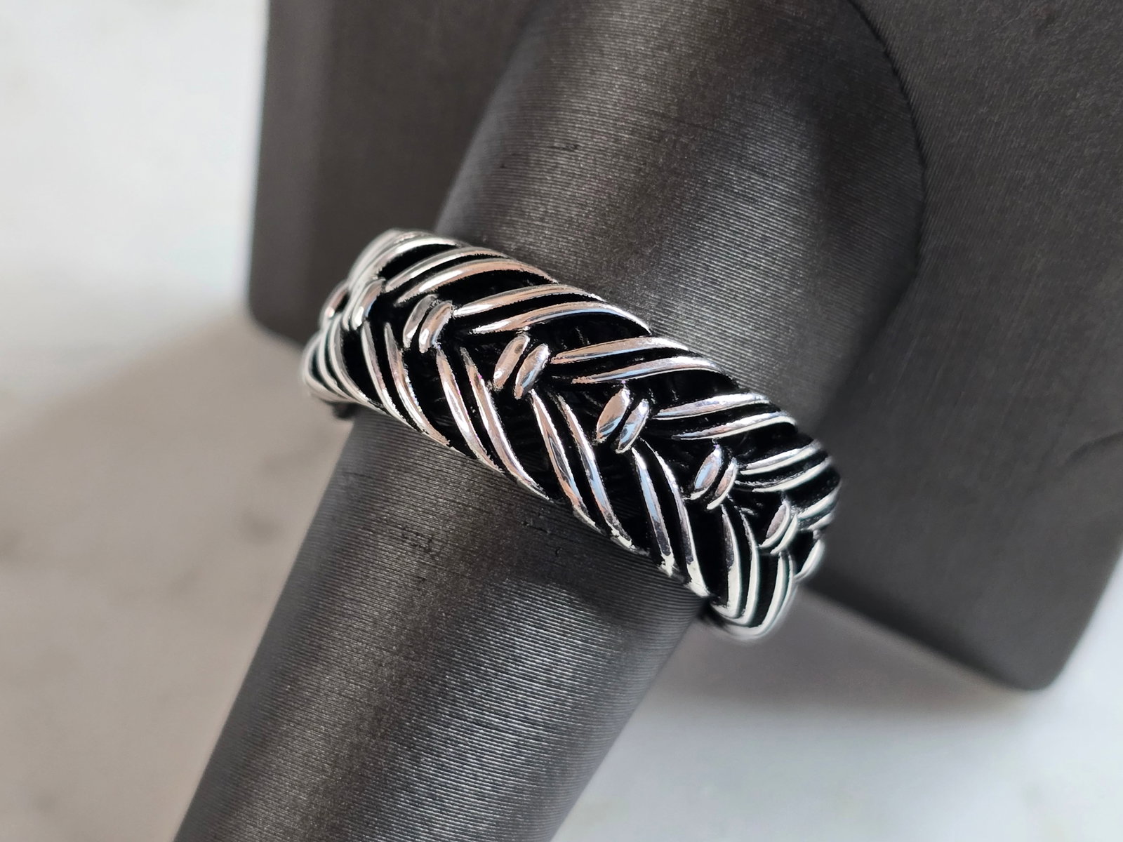 Mens Estate Sterling Silver Braided Band Ring: A MENS ESTATE STERLING SILVER MODERNIST BRAIDED BAND RING. THE RING WEIGHS 10.8g AND IS A SIZE 11.0. BAND MEASURES 5/16" WIDE. THIS RING WOULD BE A WONDERFUL GIFT FOR THAT SPECIAL SOMEONE. ANY QUESTIO