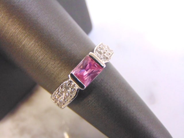 Womens Vintage Estate Sterling Silver Rose Quartz Ring: FOR SALE IS THIS LOVELY VINTAGE STERLING SILVER ROSE QUARTZ RING. NOT SURE IF STONES ARE REAL OR MAN MADE. THE TOTAL WEIGHT IS 4.0g, AND IS A SIZE 7.75. THIS RING WOULD MAKE A GREAT GIFT FOR SOMEONE S