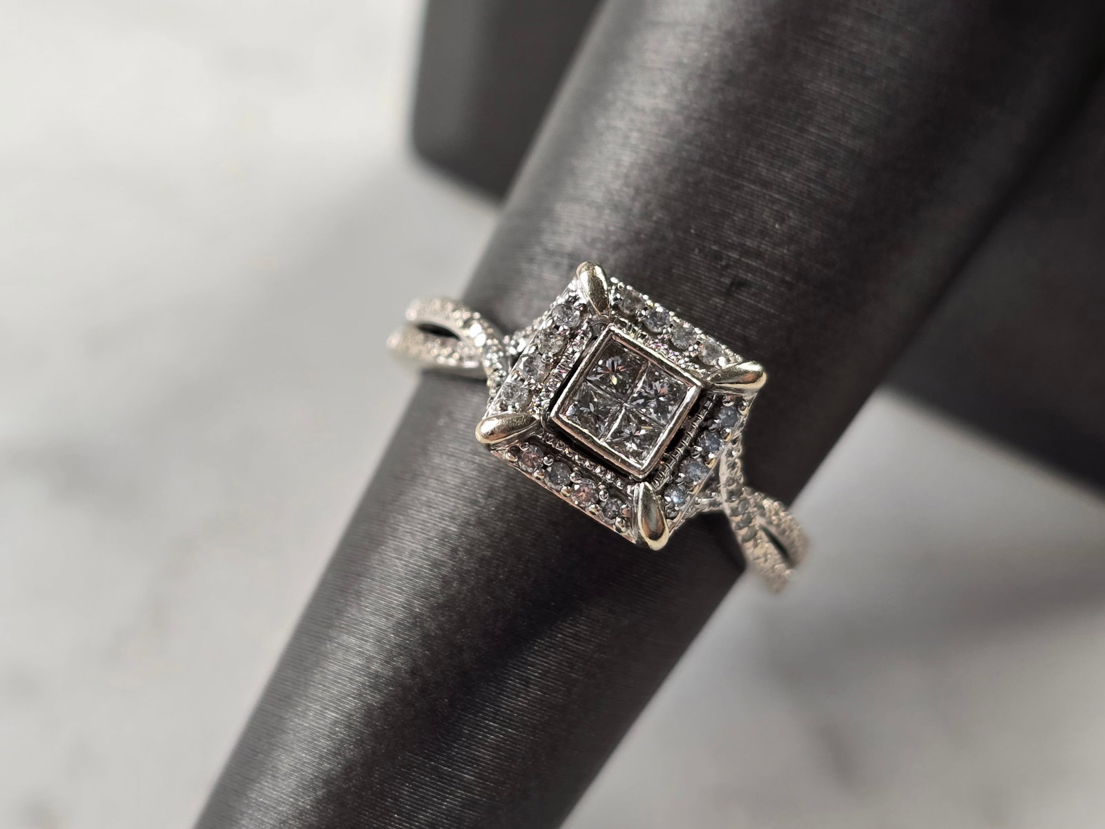 Womens Vintage Estate 10K White Gold Diamond Ring: A WOMENS VINTAGE ESTATE 10K WHITE GOLD DIAMOND RING. THE RING IS A SIZE 7.0, AND WEIGHS 3.5g. THERE ARE ABOUT .56cts OF DIAMONDS IN THIS RING. THE WIDTH OF THE RING IS 3/8". RING IS MARKED ON THE INSI