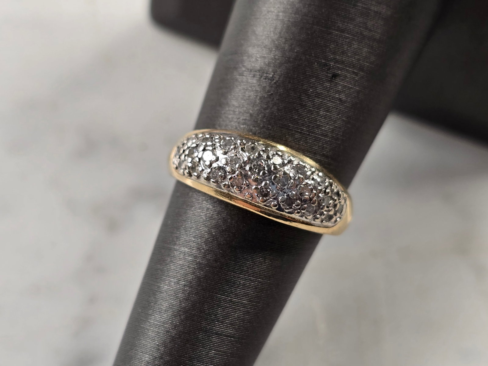 Womens Vintage Estate 14K Yellow Gold Diamond Ring: A WOMENS VINTAGE ESTATE 14K YELLOW GOLD DIAMOND RING. THE RING WEIGHS 3.5g, AND IS A SIZE 6.0, AND IS ABOUT 1/4" WIDE. THE RING HAS ABOUT 25 TINY DIAMONDS IN IT. RING IS MARKED ON THE INSIDE OF THE BA