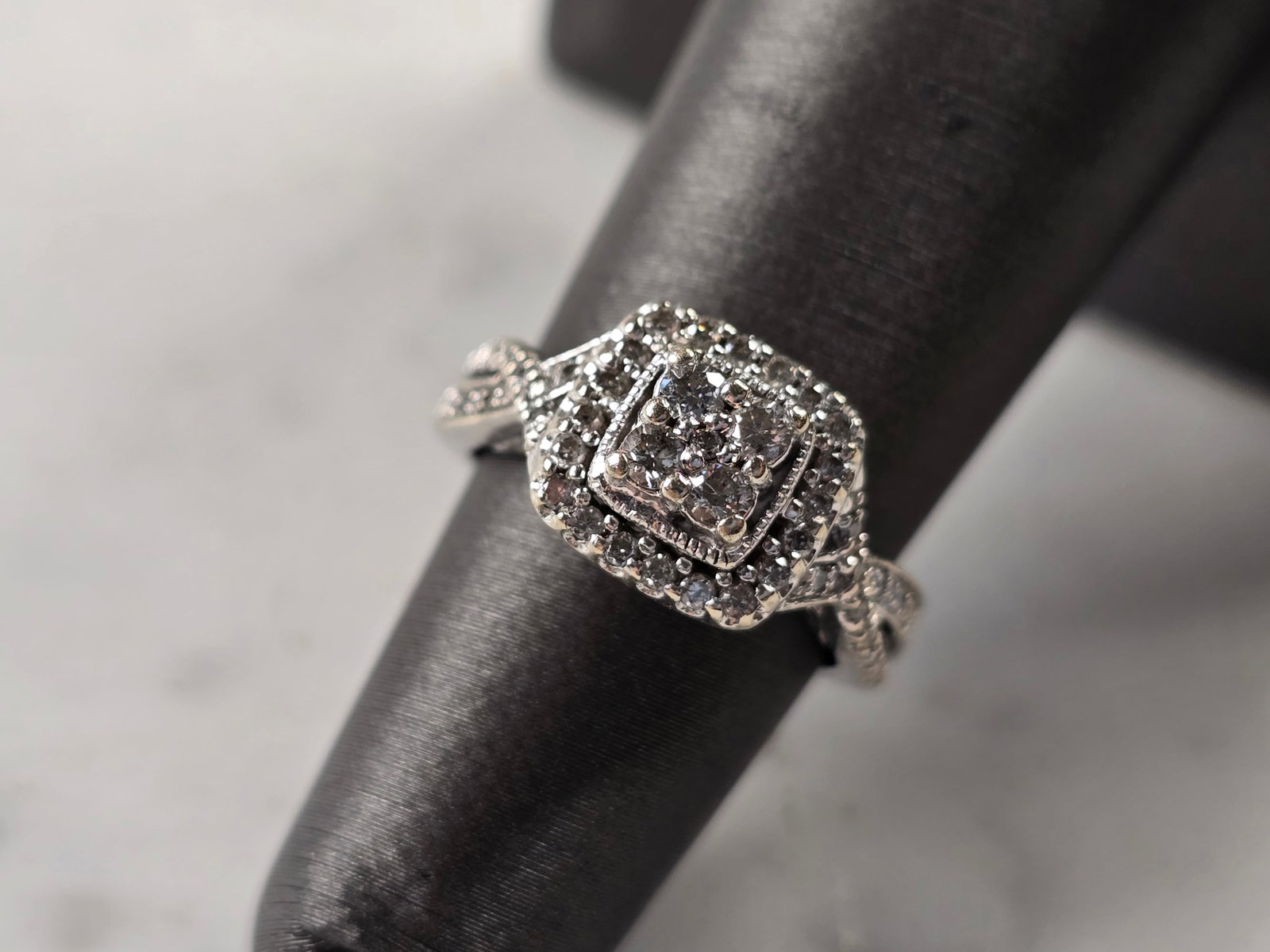 Womens Vintage Estate 14k White Gold Diamond Ring: A WOMENS VINTAGE ESTATE 14K WHITE GOLD DIAMOND RING. THE SIZE OF THE RING IS A 4.75, AND WEIGHS 4.0g. THERE ARE ABOUT .56cts OF DIAMONDS. THE WIDTH OF THE RING IS ABOUT 3/8". BE SURE TO CHECK OUT SOME