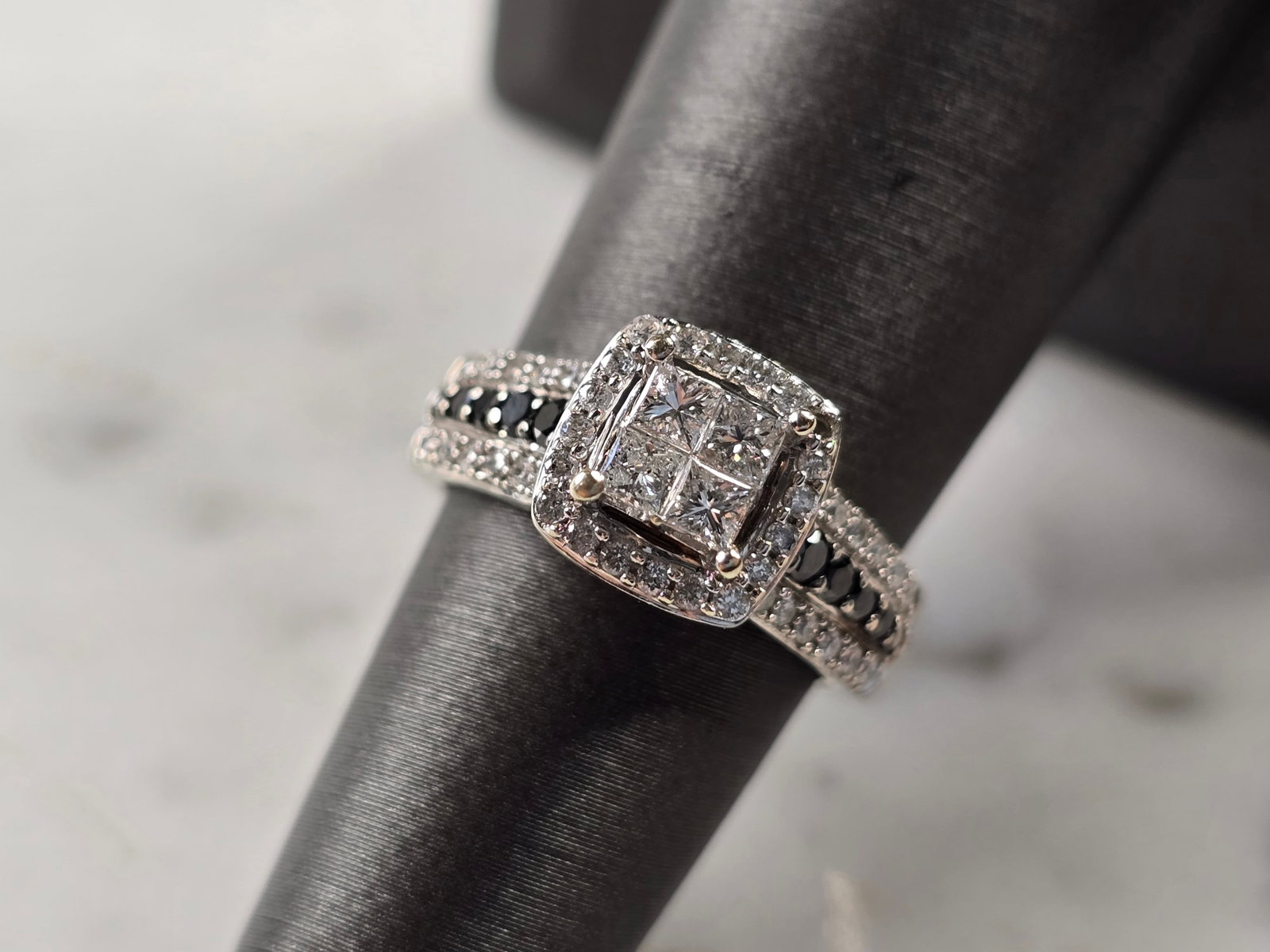 Womens Vintage Estate 14K White Gold Black Diamond Ring: A WOMENS VINTAGE ESTATE 14K WHITE GOLD BLACK & WHITE DIAMOND RING . THE RING IS A SIZE 5.5, AND WEIGHS 5.0g. THERE ARE ABOUT 1.0cts OF WHITE DIAMONDS, AND ABOUT 0.24cts OF BLACK DIAMONDS. THE WIDTH OF