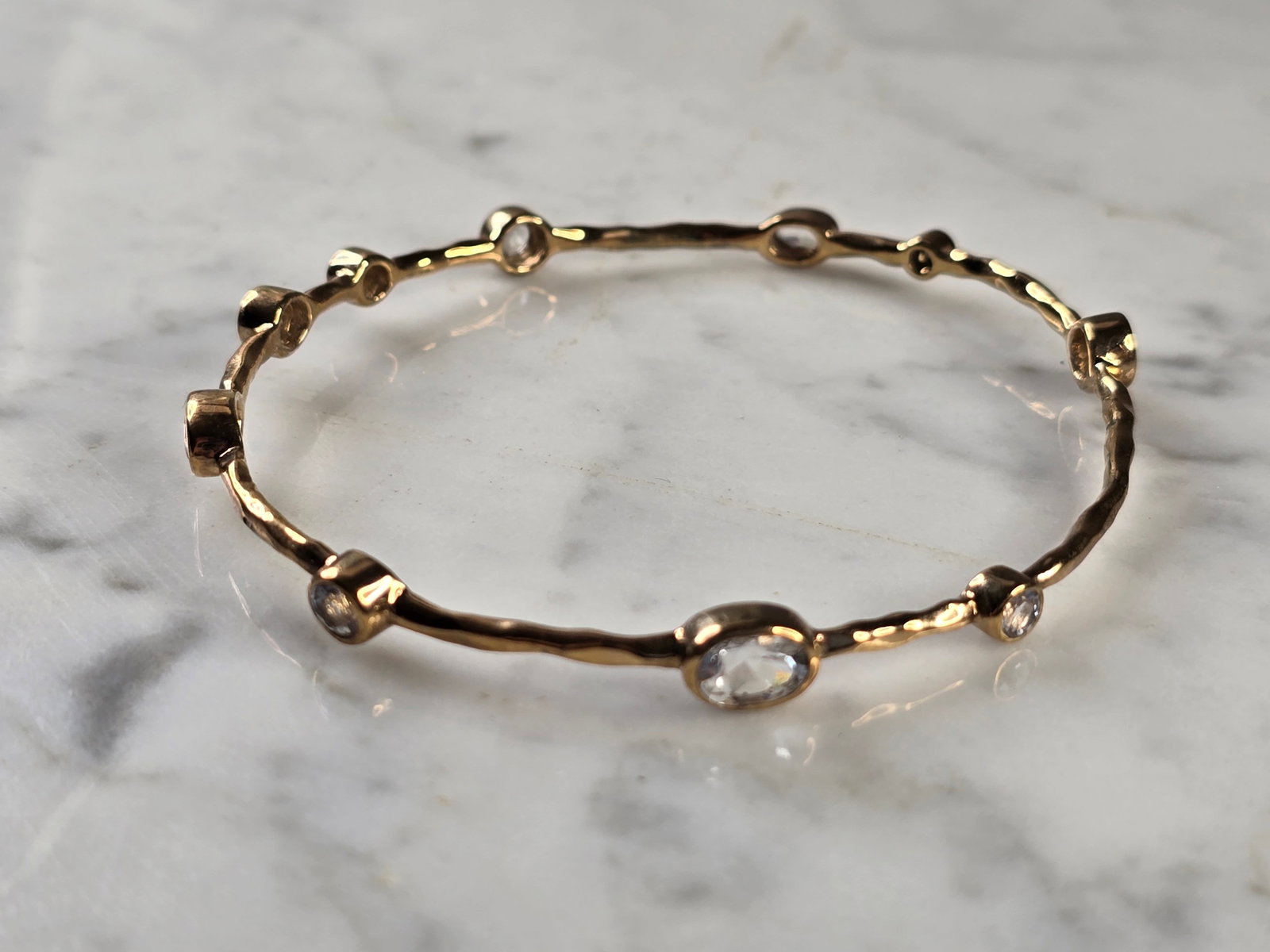Womens Vintage Estate Sterling Silver Gold Tone Bangle Bracelet: A WOMENS VINTAGE ESTATE STERLING SILVER, GOLD TONE MODERNIST BANGLE BRACELET WITH CZ STONES. BRACELET MEASURES 7 1/4" IN CIRCUMFERENCE, BY 1/4" WIDE, AND WEIGHS 10.1g. THIS WOULD MAKE A LOVELY GIFT FO