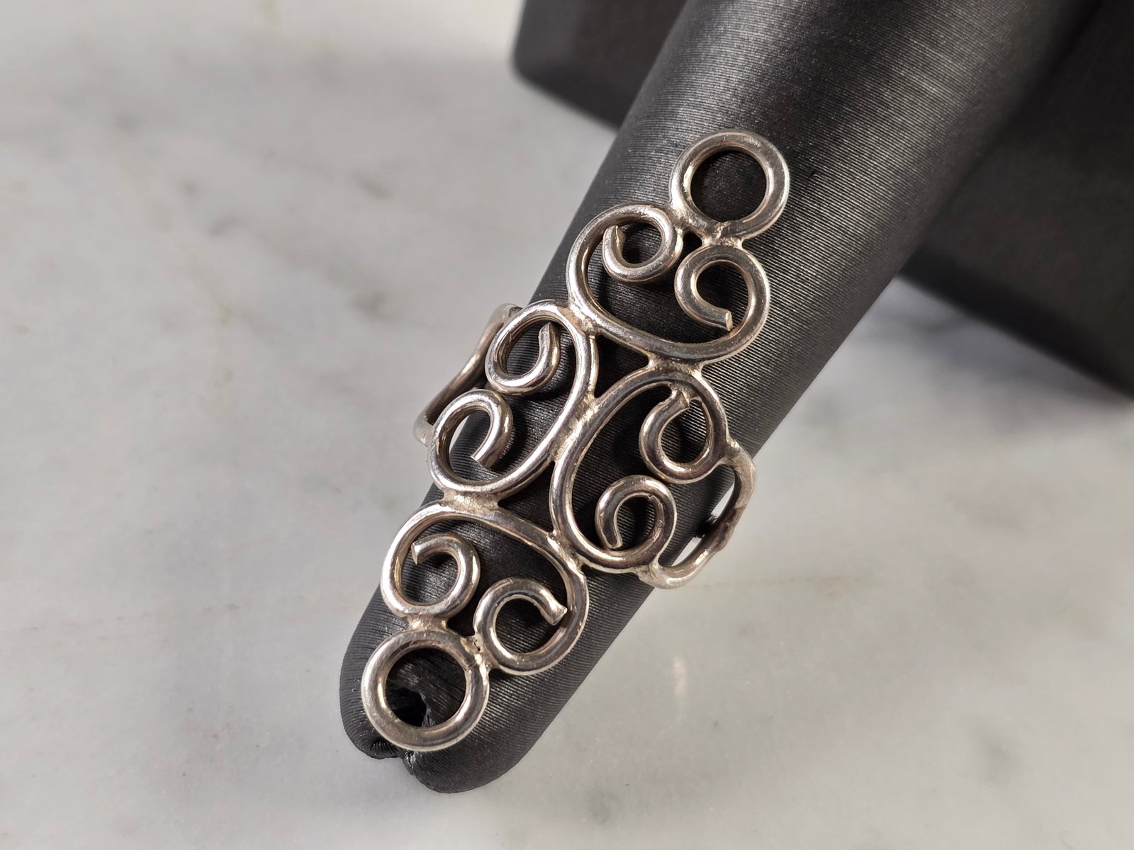 Womens Vintage Estate Sterling Silver Modernist Ring: A WOMENS VINTAGE ESTATE STERLING SILVER MODERNIST RING. THE TOTAL WEIGHT IS 3.4g, AND IS A SIZE 4.5. THE LENGTH OF THE RING IS 1 1/2". THIS RING WOULD MAKE A GREAT GIFT FOR SOMEONE SPECIAL. ANY QUESTI