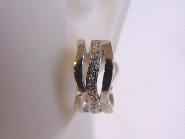 Womens Vintage Estate Sterling Silver Modernist Earrings: A PAIR OF WOMENS STERLING SILVER EARRINGS THAT WEIGH 3.2g AND MEASURES 1/2" BY 1/4". ANY OTHER QUESTIONS, PLEASE DO NOT HESITATE TO ASK. BE SURE TO CHECK OUT SOME OF MY OTHER GREAT ITEMS UP FOR SALE. 