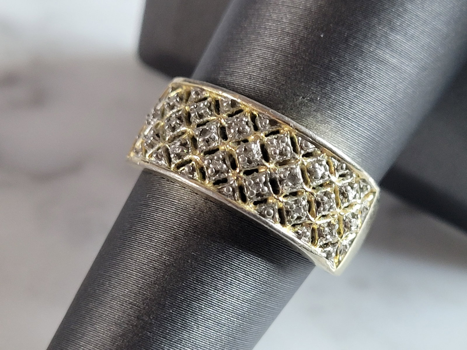 Womens Vintage Estate Sterling Silver Gold Tone CZ Ring: A WOMEN'S VINTAGE ESTATE STERLING SILVER GOLD TONE CZ RING. THE RING SIZE IS AN 8.0, AND WEIGHS 3.5g. THE WIDTH OF THE RING IS 3/8". THIS WOULD MAKE A NICE GIFT FOR THAT SOMEONE SPECIAL. ANY OTHER QUE
