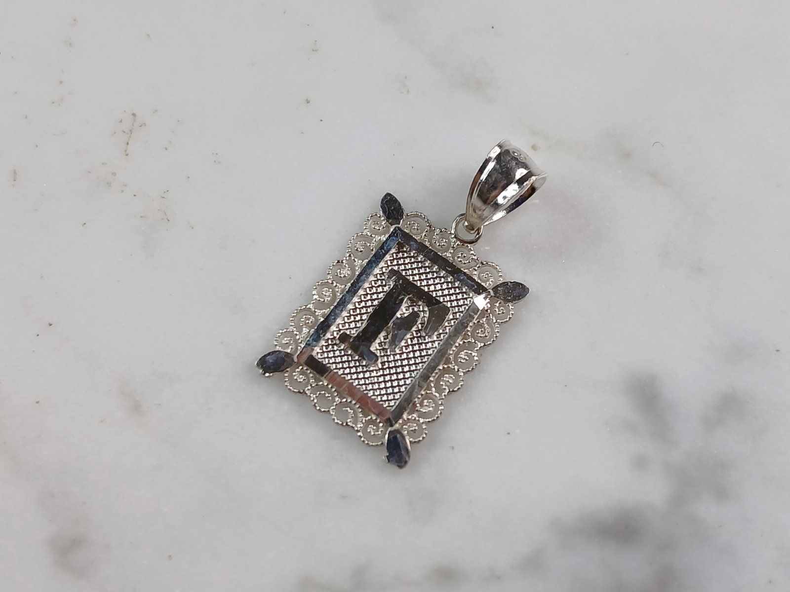 Womens Sterling Silver Initial Letter " F " Pendant: A WOMENS STERLING SILVER INITIAL LETTER "F" PENDANT. PENDANT WEIGHS 1.0g AND MEASURES 7/8" LONG BY 1/2" WIDE. MAKES A GREAT GIFT FOR THAT SOMEONE SPECIAL. ANY QUESTIONS, PLEASE ASK. BE SURE TO CHECK O