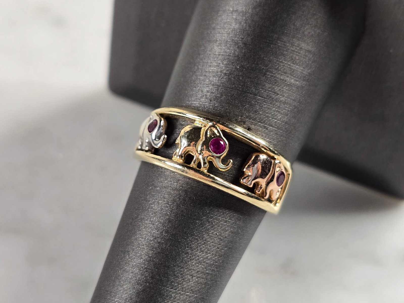 Womens Vintage Estate 14K Yellow Gold Elephant Ring: A WOMENS VINTAGE ESTATE 14k YELLOW GOLD ELEPHANT RING WITH AMETHYST COLORED EYES. RING WEIGHS 3.4g AND IS A SIZE 8.0 THE WIDTH OF THE RING IS 5/16". THIS WOULD MAKE A NICE GIFT FOR THAT SOMEONE SPECIA