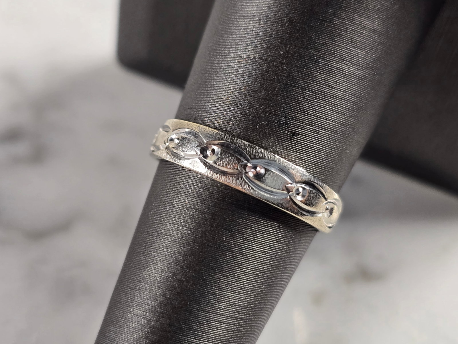Womens Vintage Estate 14k White Gold Modernist Ring Band: A WOMENS VINTAGE ESTATE 14k WHITE GOLD MODERNIST BAND RING. THE RING WEIGHS 2.8g AND MEASURES 3/16" WIDE. RING IS A SIZE 7.5 AND IS STAMPED "14K". MAKES A GREAT GIFT FOR THAT SOMEONE SPECIAL. ANY QUES