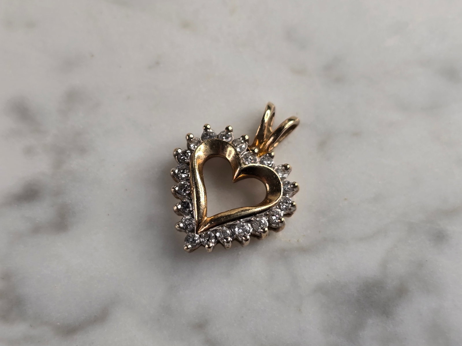 Womens Vintage Estate 10K Yellow Gold Diamond Heart Pendant: A WOMENS VINTAGE ESTATE 10K YELLOW GOLD HEART PENDANT. PENDANT WEIGHS 1.9g AND MEASURES 3/4" BY 1/2". PENDANT HAS 20 TINY DIAMONDS. THIS MAKES A GREAT GIFT FOR THAT SOMEONE SPECIAL. ANY QUESTIONS, PLE