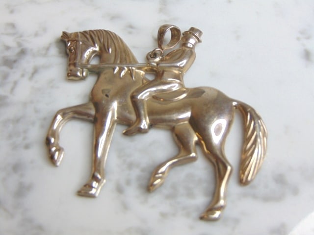 Womens Vintage Sterling Silver Man on Horseback Pendant: A WOMENS VINTAGE ESTATE STERLING SILVER MAN ON HORSEBACK PENDANT. PENDANT WEIGHS 20.4g AND PENDANT MEASURES 2 7/8" LONG BY 3 1/4" WIDE. MAKES A GREAT GIFT FOR THAT SOMEONE SPECIAL. IF ANY QUESTIONS, P