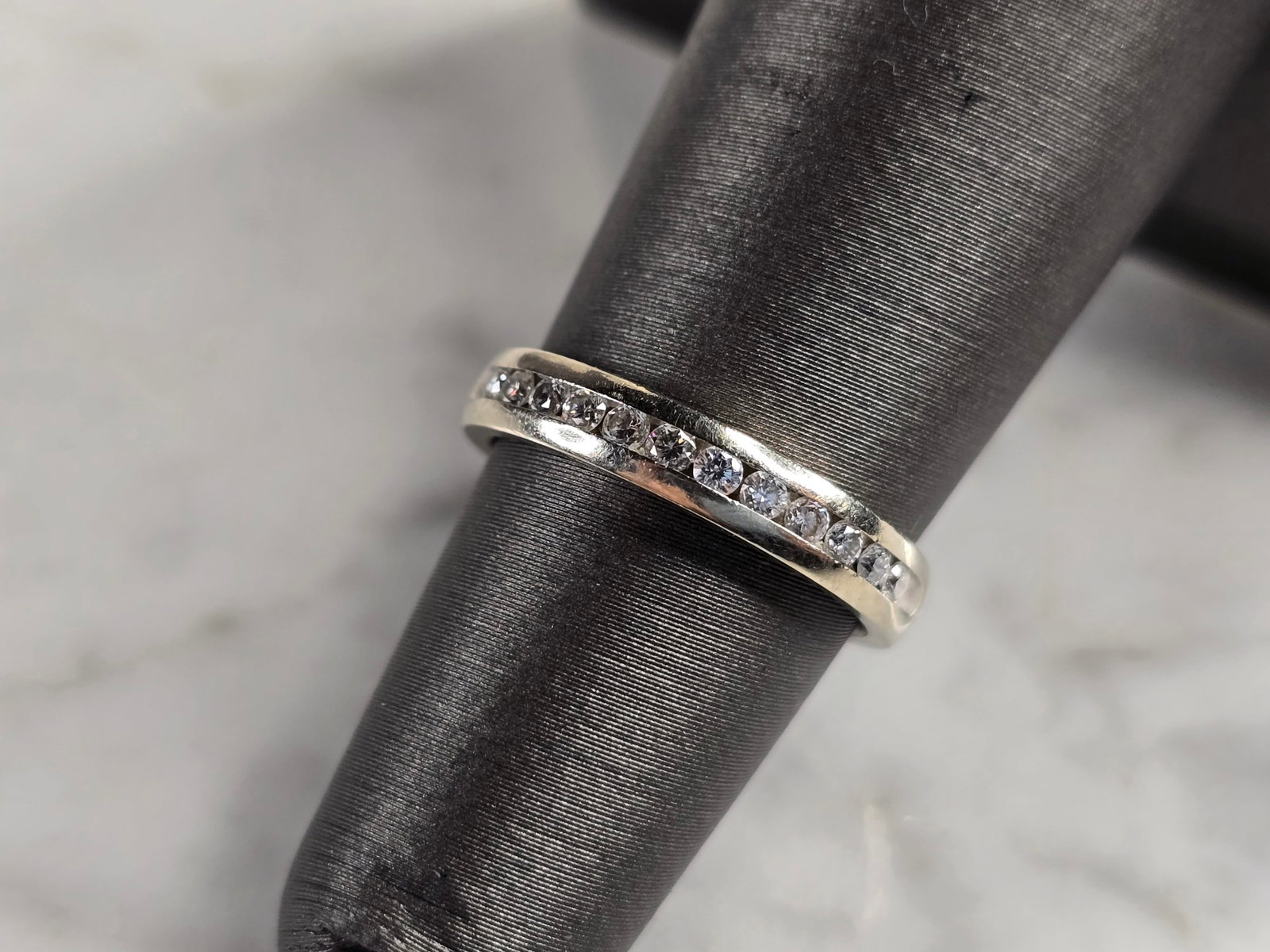 Womens Vintage Estate 14k White Gold Diamond Tessler Weiss Ring: A WOMENS VINTAGE ESTATE 14K WHITE GOLD DIAMOND RING MADE BY TESSLER WEISS. THE RING WEIGHS 2.7g, AND IS A SIZE 4.75. THE CARAT WEIGHT OF THE DIAMONDS ARE ABOUT .12cts. THE WIDTH OF THE RING IS 1/8". B