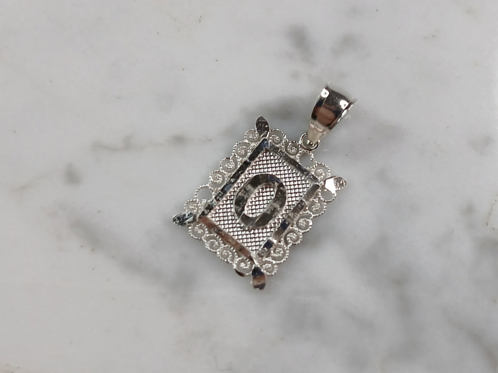 Womens Sterling Silver Initial Letter " O " Pendant: A WOMENS STERLING SILVER INITIAL LETTER "O" PENDANT. PENDANT WEIGHS 1.0g AND MEASURES 7/8" LONG BY 1/2" WIDE. MAKES A GREAT GIFT FOR THAT SOMEONE SPECIAL. ANY QUESTIONS, PLEASE ASK. BE SURE TO CHECK O