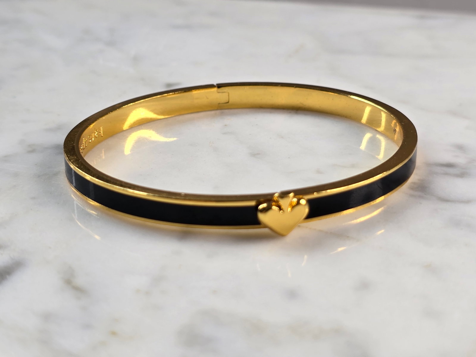 Womens Estate Hear You Kate Spade Gold Tone Enamel Bangle Bracelet: A WOMEN'S VINTAGE ESTATE GOLD TONE ENAMEL BANGLE BRACELET THAT WAS MADE BY KATE SPADE. THE INSIDE CIRCUMFERENCE OF THE BRACELET MEASURES ABOUT 6 3/4" BY ABOUT 1/4" WIDE. THIS WOULD MAKE A LOVELY GIFT 