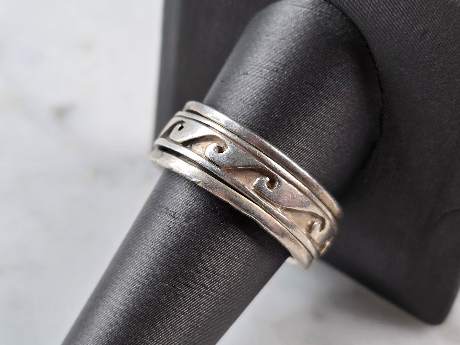 Mens Vintage Estate Sterling Silver Tsunami Wave Spinning Fidget Ring: A MEN'S VINTAGE ESTATE STERLING SILVER TSUNAMI WAVE SPINNING FIDGET RING. THE RING WEIGHS 9.9g AND IS A SIZE 10.5. THE WIDTH OF THE RING IS 5/16". RING DOES SHOW SOME SIGNS OF WEAR. THIS RING WOULD BE