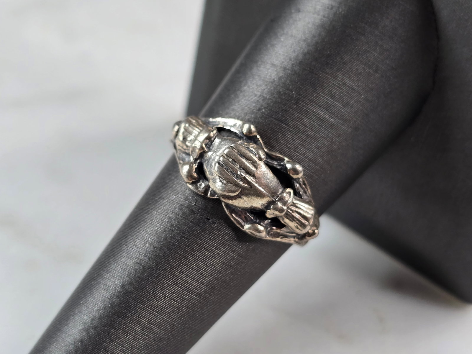 Womens Vintage Sterling Silver Holding Hands Friendship Ring: A WOMENS VINTAGE ESTATE STERLING SILVER HOLDING HANDS FRIENDSHIP RING. THE SIZE OF THE RING IS A 6.25 AND WEIGHS 3.2g. THE WIDTH OF THE RING IS 3/8". RING IS MARKED ON THE INSIDE OF THE BAND. ANY QUES
