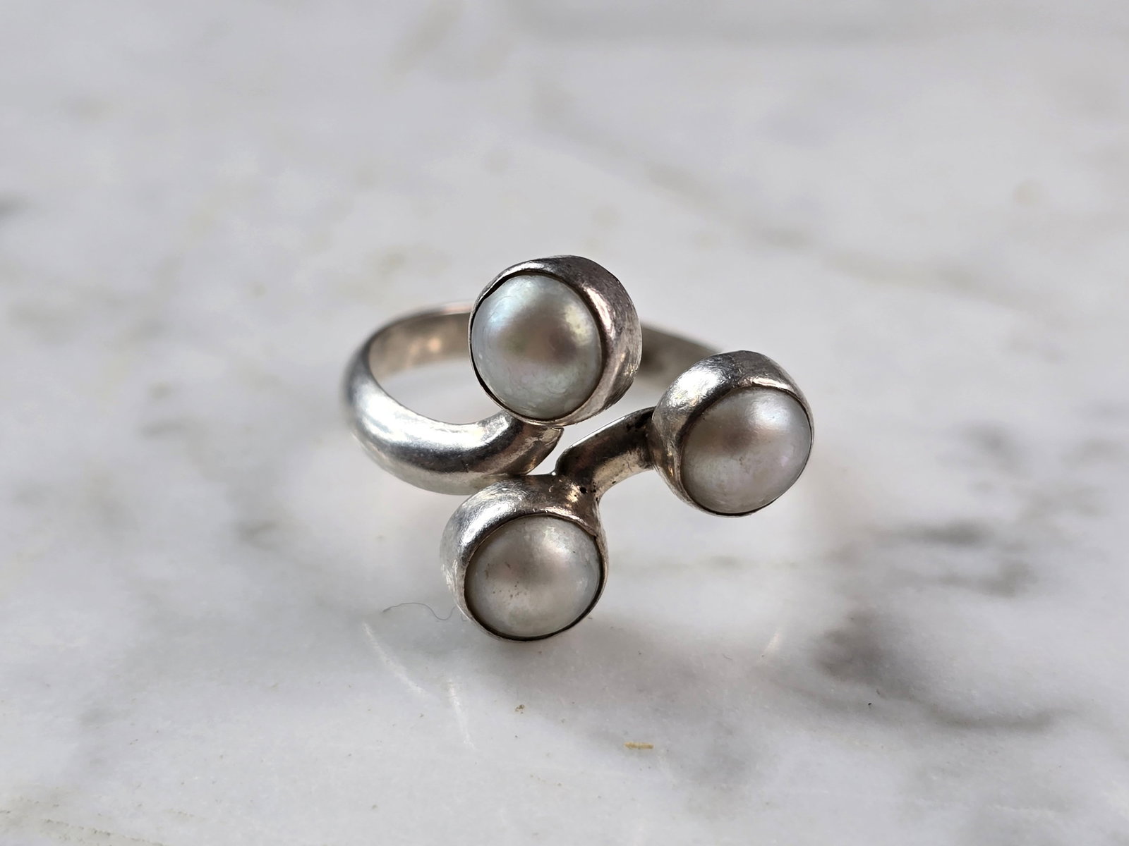 Womens Vintage Estate Sterling Silver Modernist Faux Pearl Ring: A WOMENS VINTAGE ESTATE STERLING SILVER MODERNIST FAUX PEARL RING. RING WEIGHS 4.9g AND IS A SIZE 12.0. THE WIDTH OF THE RING IS 5/8". THIS WOULD MAKE A NICE GIFT FOR THAT SOMEONE SPECIAL. ANY QUESTIO