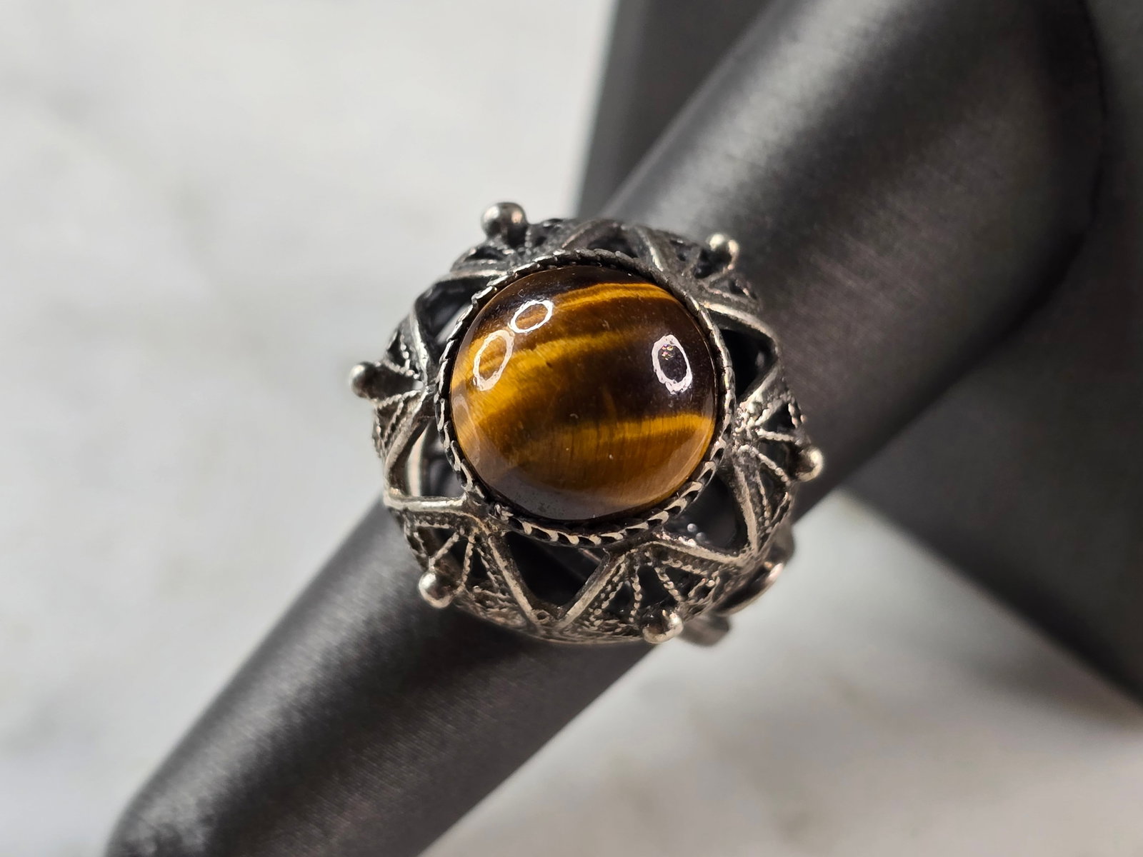 Womens Vintage Estate Sterling Silver Tigers Eye Cocktail Ring: A WOMENS VINTAGE ESTATE STERLING SILVER TIGERS EYE COCKTAIL RING. THE RING WEIGHS 7.1g, AND IS A SIZE 8.0. THE WIDTH OF THE RING IS 3/4". ANY QUESTIONS PLEASE DO NOT HESITATE TO ASK. BE SURE TO CHECK 